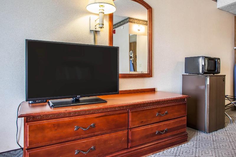 Rodeway Inn & Suites Milwaukee Airport image