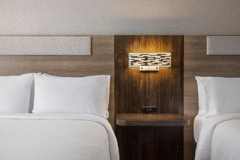 Holiday Inn Exp & Sts Indianapolis W- Airport Area image