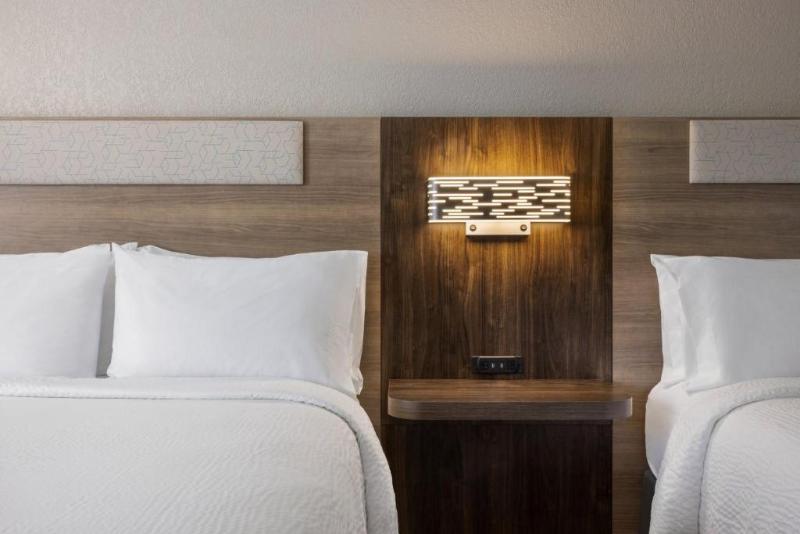 Holiday Inn Exp & Sts Indianapolis W- Airport Area image