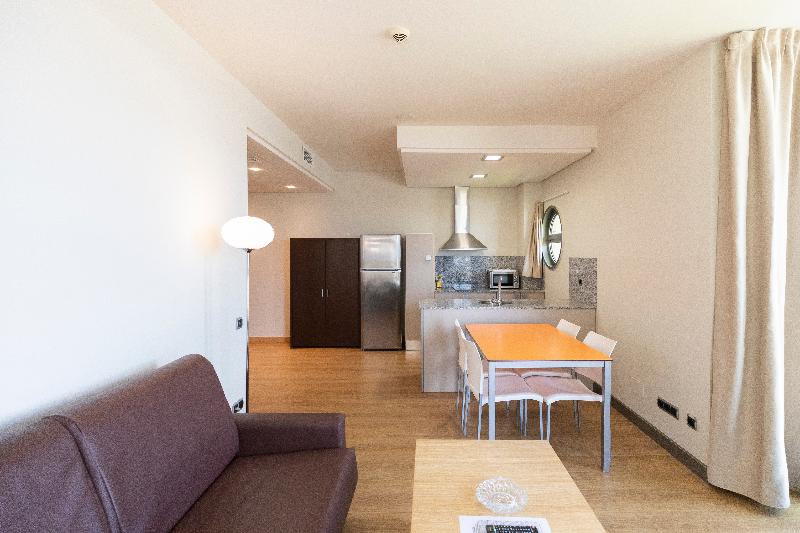 Maritimo Ris Apartamentos image