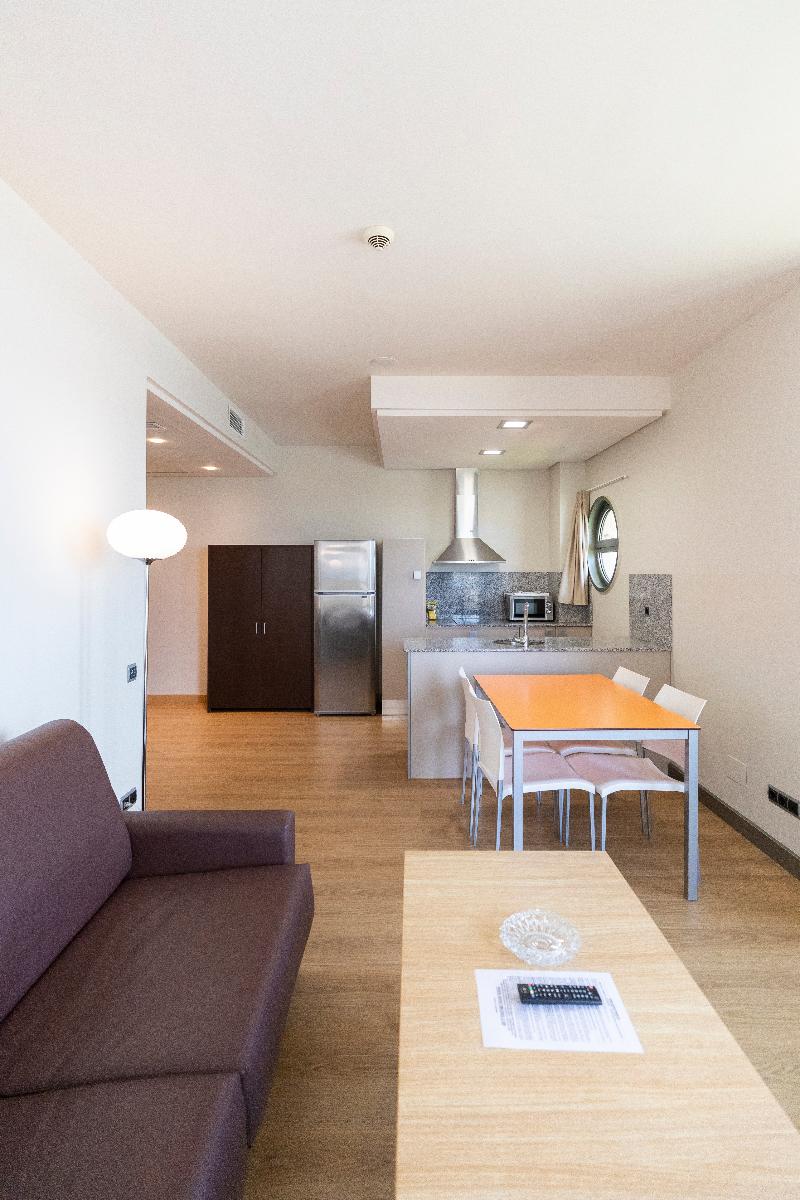 Maritimo Ris Apartamentos image
