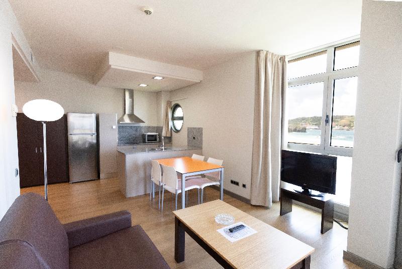 Maritimo Ris Apartamentos image