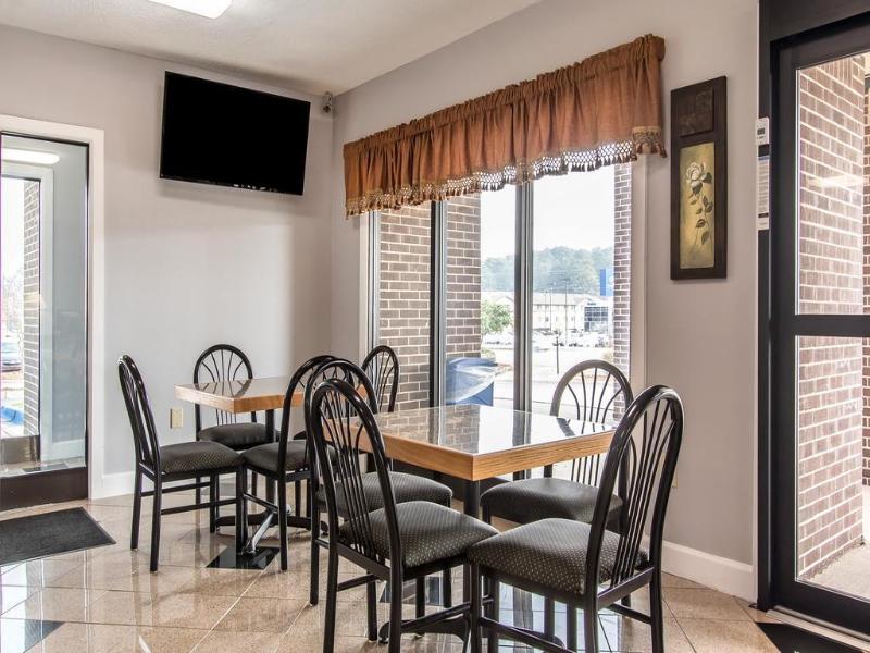 Econo Lodge Inn & Suites Huntsville image