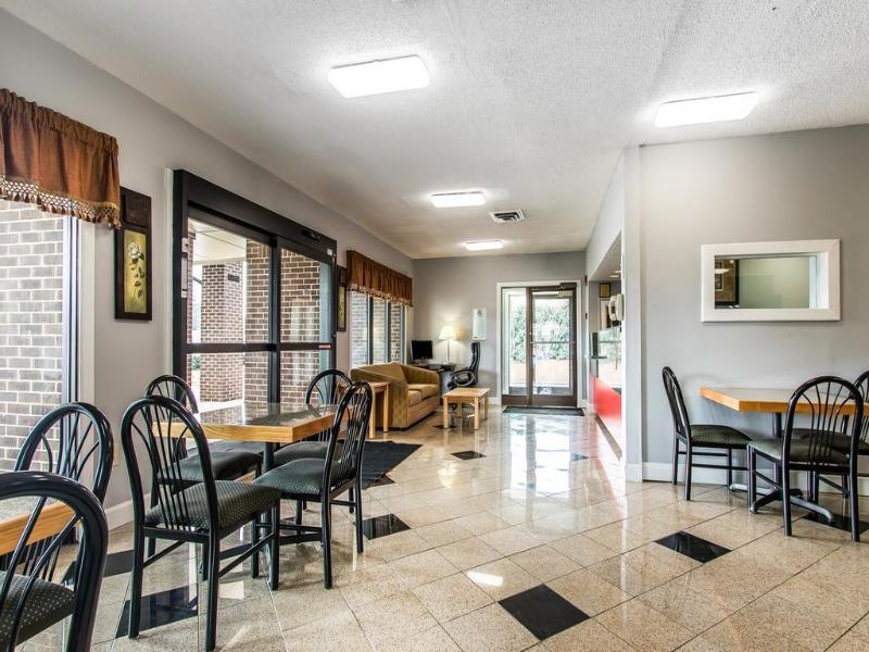 Econo Lodge Inn & Suites Huntsville image