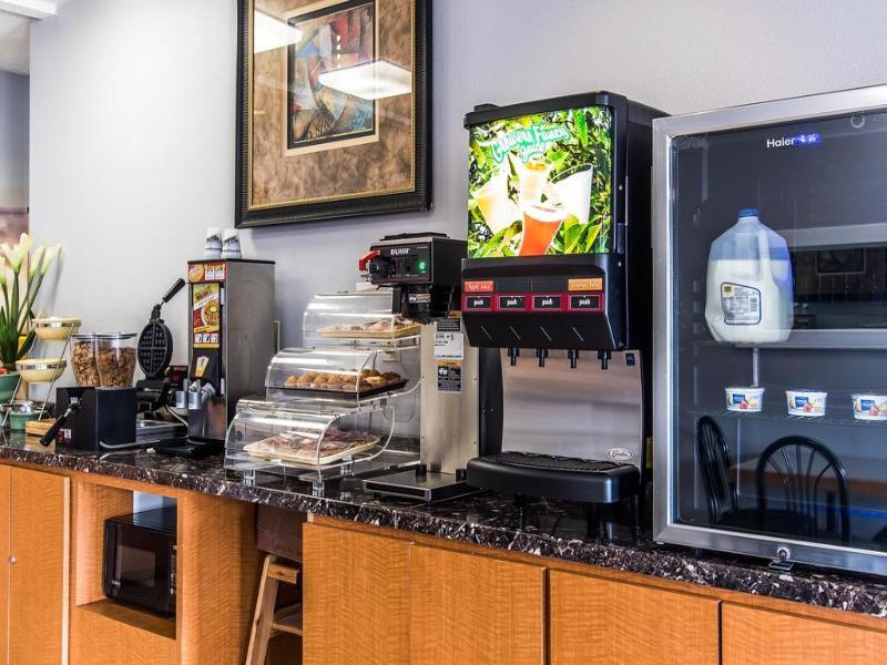 Econo Lodge Inn & Suites Huntsville image