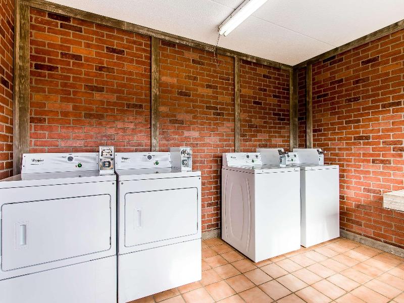 Econo Lodge Inn & Suites Huntsville image