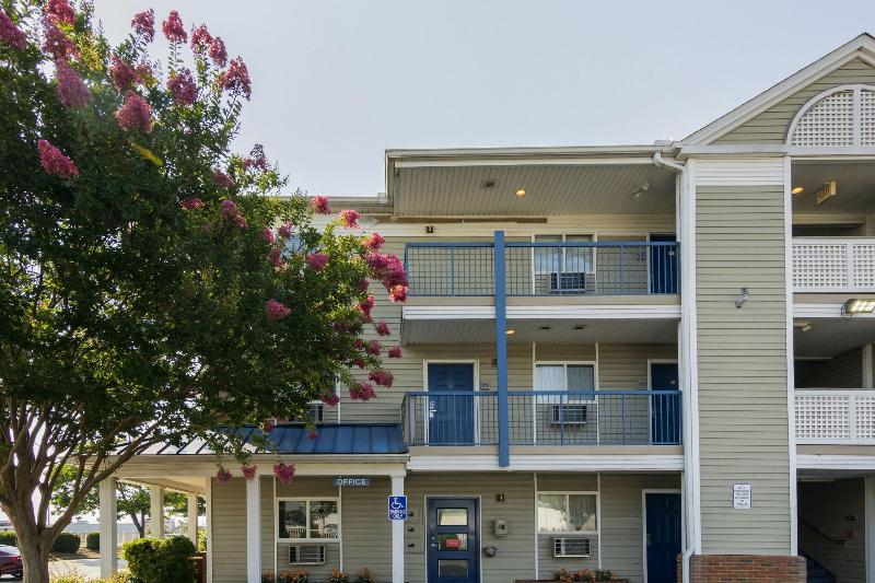 Motel 6 Greensboro, NC - I-40 image