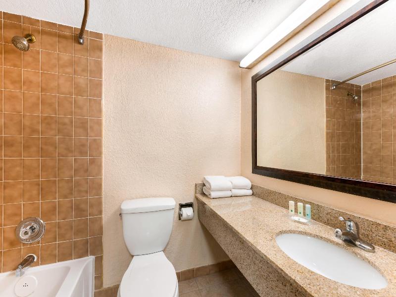 Quality Inn & Suites Orlando Airport image