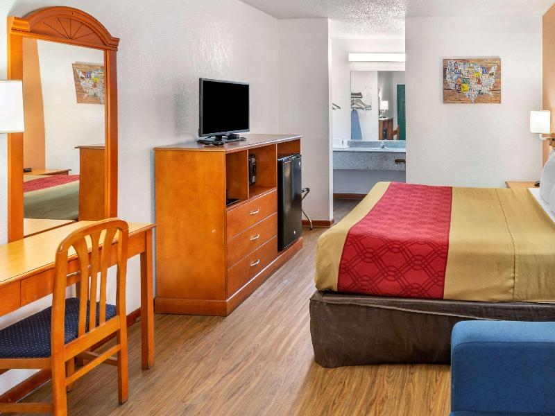 Econo Lodge Inn & Suites image