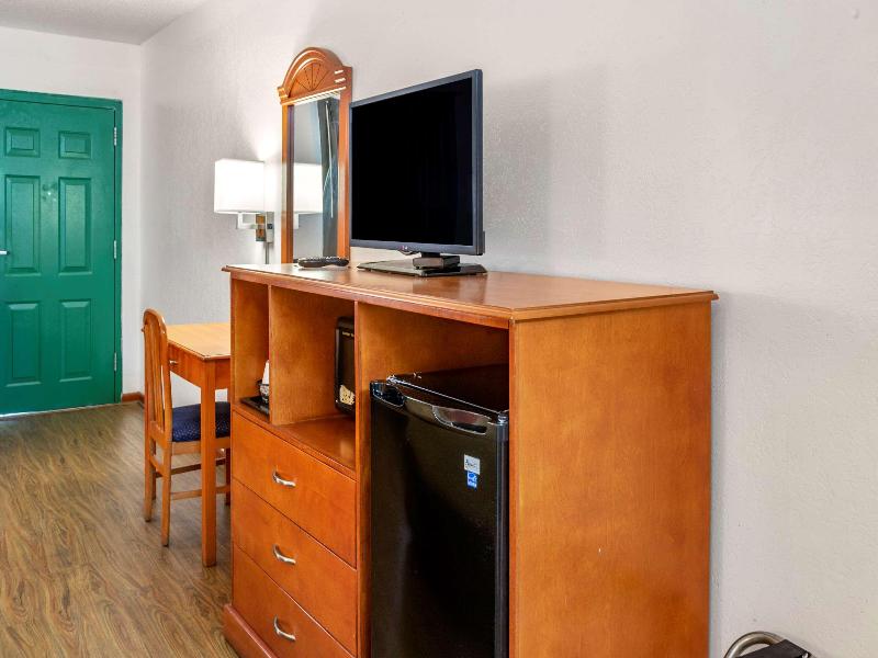Econo Lodge Inn & Suites image