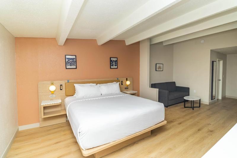 Ramada by Wyndham Davenport Orlando South image