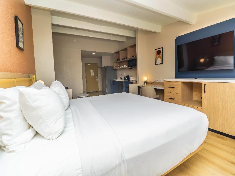 Ramada by Wyndham Davenport Orlando South image