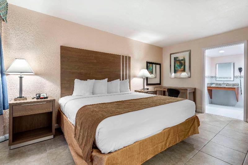 Rodeway Inn & Suites Airport/Cruise Port Rodeway Inn & Suites Airport/Cruise Port