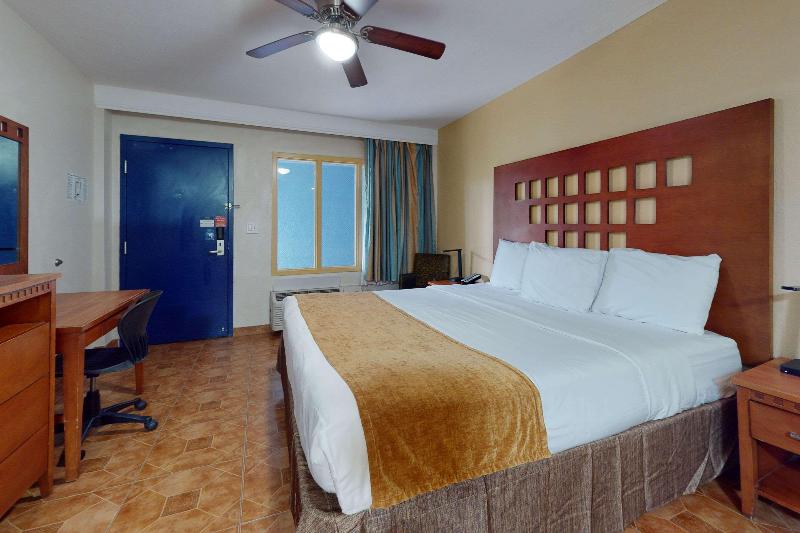 Rodeway Inn & Suites Airport/Cruise Port Rodeway Inn & Suites Airport/Cruise Port
