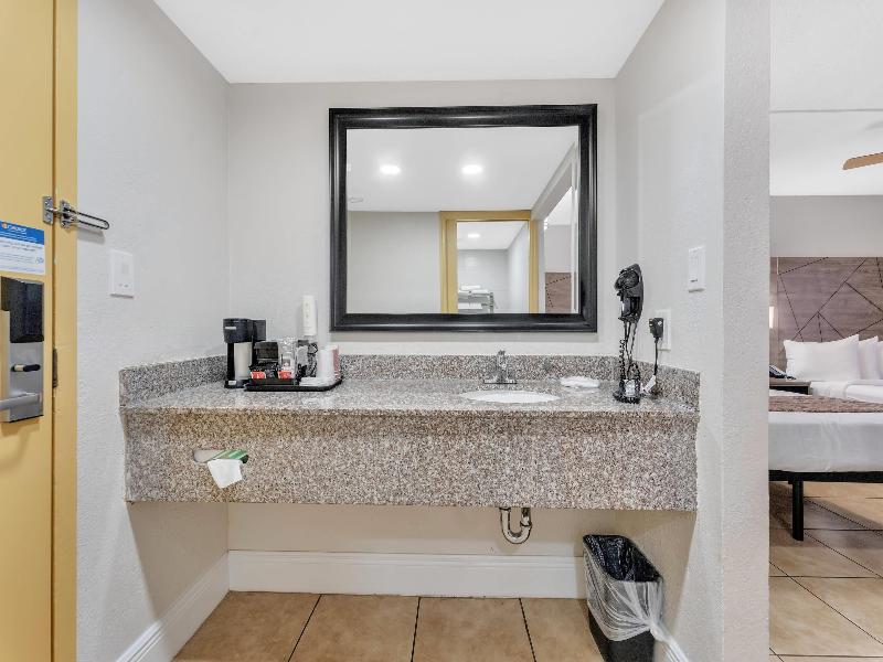 Rodeway Inn and Suites FLL Airport - Cruise Port image