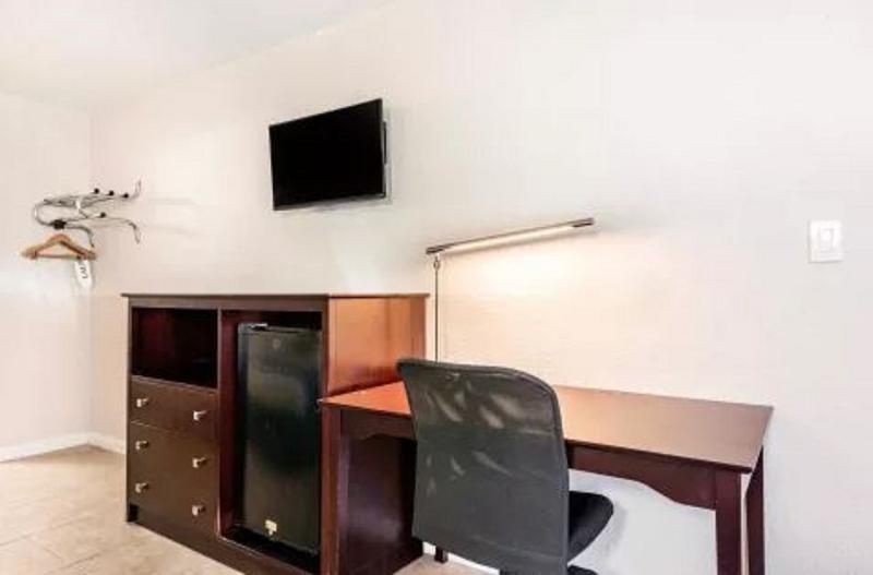 Rodeway Inn and Suites FLL Airport - Cruise Port