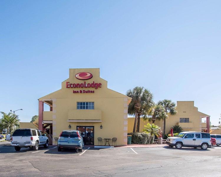 Econo Lodge  Inn AND Suites Maingate Central