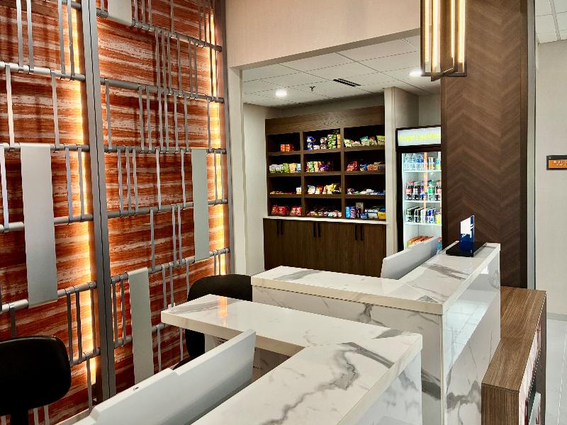 La Quinta Inn & Suites by Wyndham Auburn — photo 68
