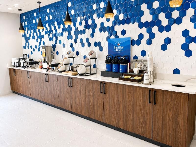 La Quinta Inn & Suites by Wyndham Auburn — photo 157