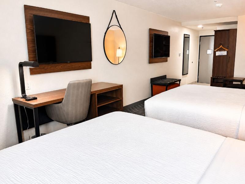 La Quinta Inn & Suites by Wyndham Auburn — photo 132