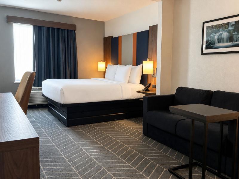 La Quinta Inn & Suites by Wyndham Auburn — photo 10