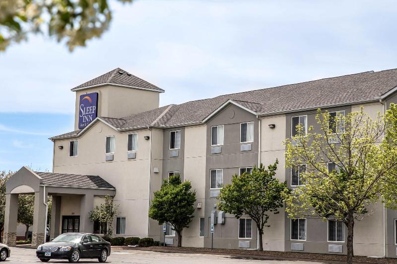 Sleep Inn & Suites Davenport Area image
