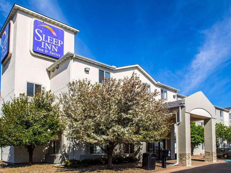 Sleep Inn & Suites Davenport Area image
