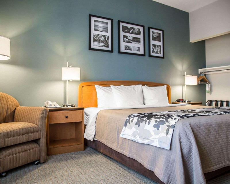 Sleep Inn & Suites Davenport Area image