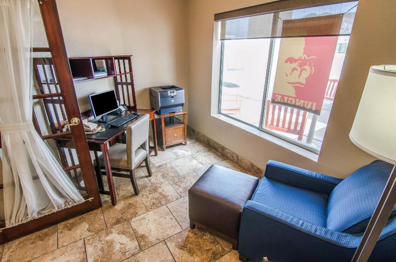 Comfort Inn & Suites Pittsburg Area image