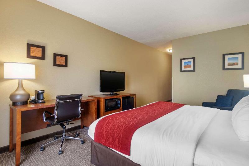 Comfort Inn & Suites Pittsburg Area image