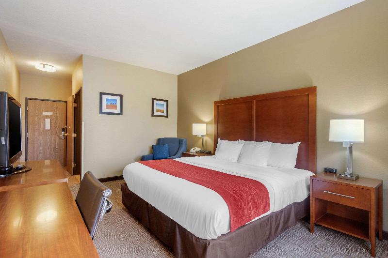 Comfort Inn & Suites Pittsburg Area image