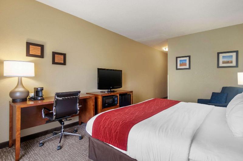 Comfort Inn & Suites Pittsburg Area image