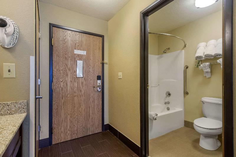 Comfort Inn & Suites Pittsburg Area image