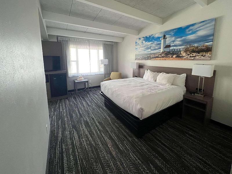 Days Inn By Wyndham Manitowoc image