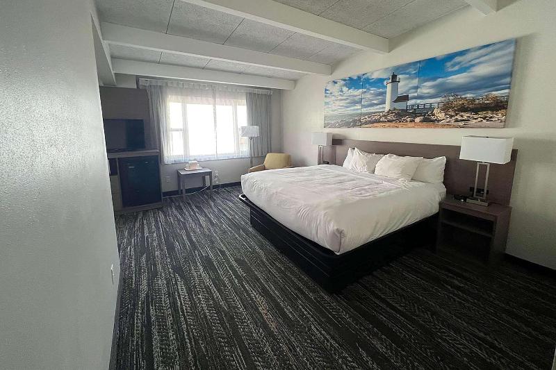Days Inn By Wyndham Manitowoc image