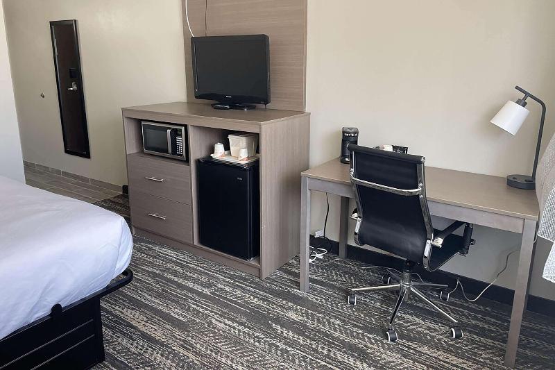 Days Inn By Wyndham Manitowoc image