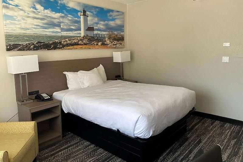 Days Inn By Wyndham Manitowoc image