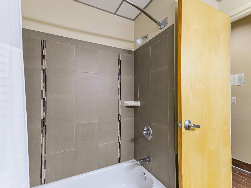 Quality Suites image