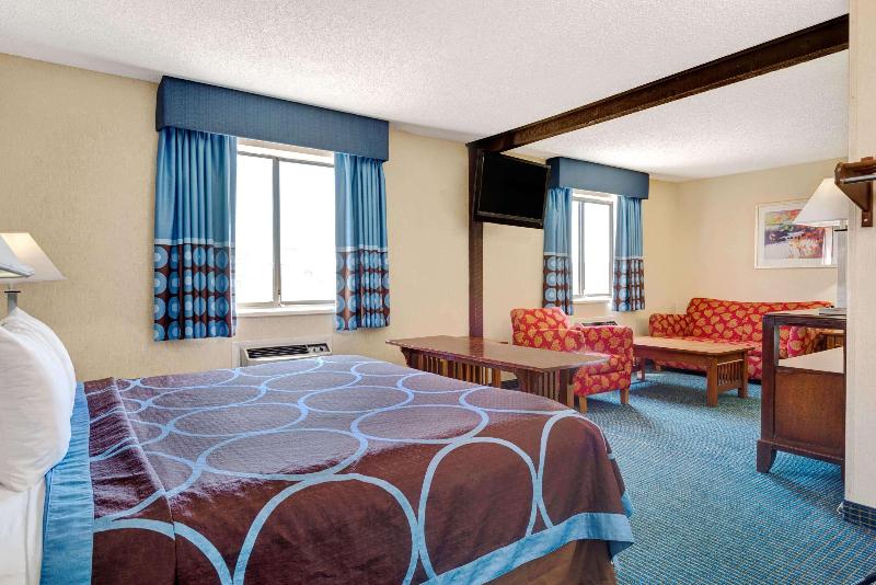 Super 8 by Wyndham Hutchinson image