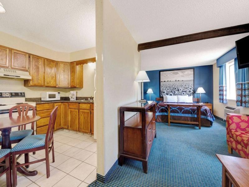 Super 8 by Wyndham Hutchinson image