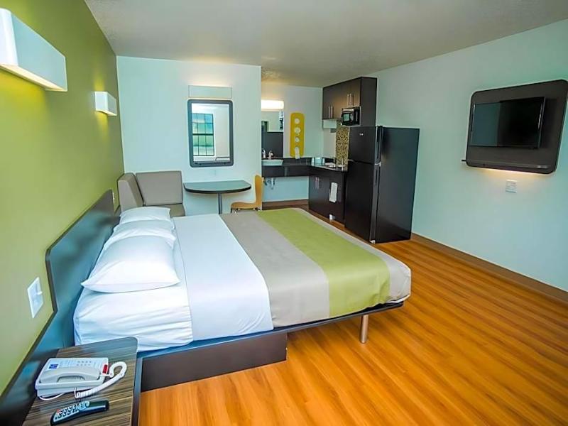 Days Inn & Suites Palestine image