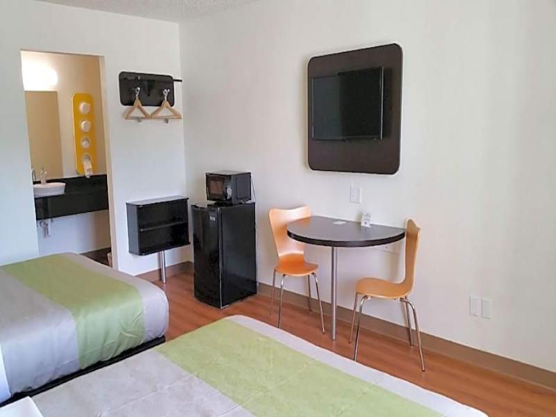 Days Inn & Suites Palestine image