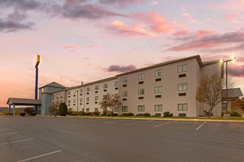 Comfort Suites Bloomsburg Area image