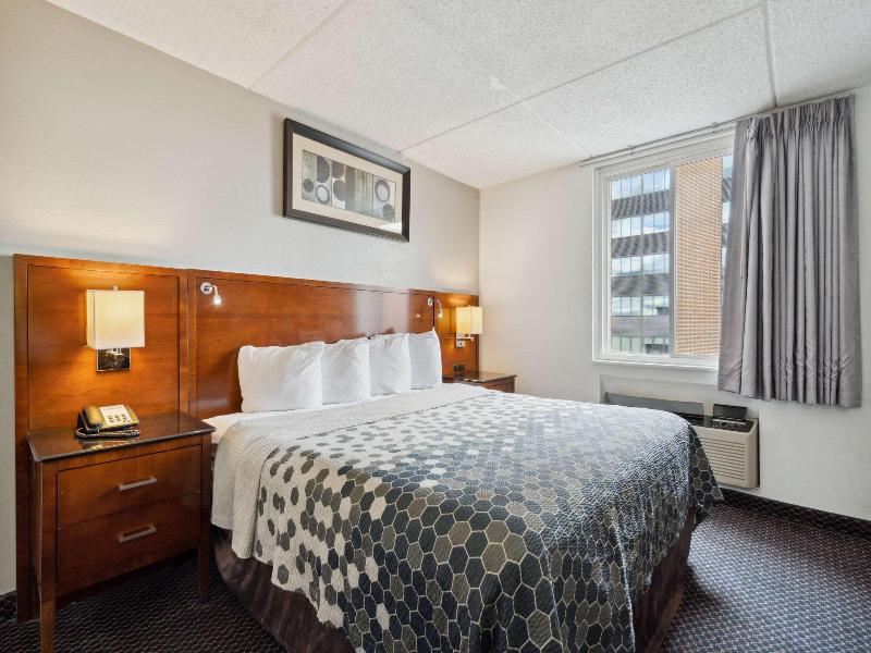 Econo Lodge Inn & Suites Waterloo Downtown image