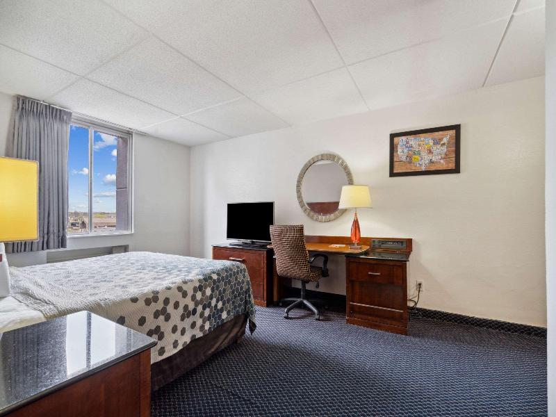 Econo Lodge Inn & Suites Waterloo Downtown image