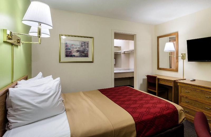 Econo Lodge Lawrence Near University image