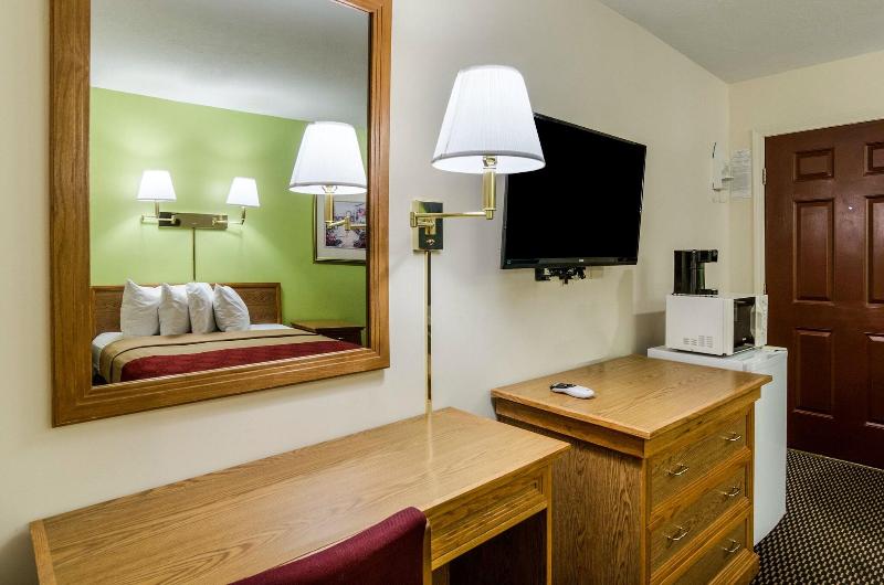Econo Lodge Lawrence Near University image