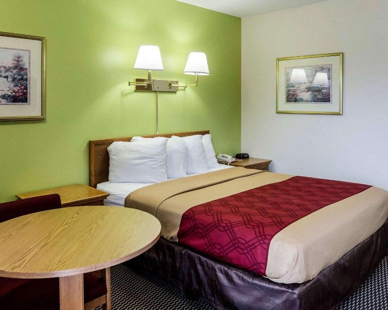 Econo Lodge Lawrence Near University image