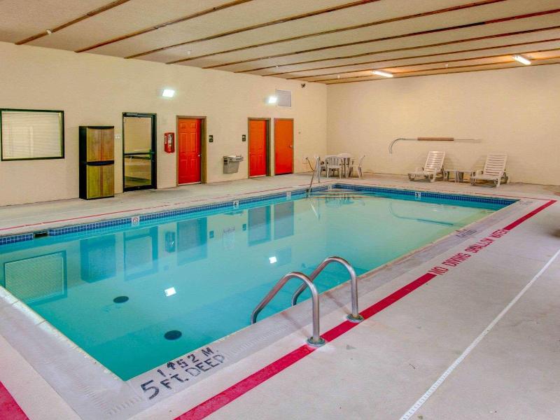 Comfort Suites Pittsburgh Airport image
