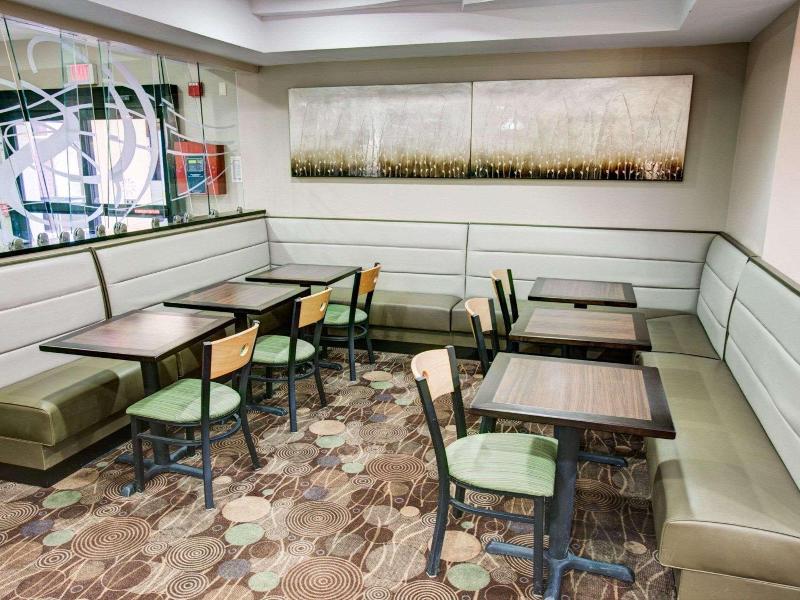 Comfort Suites Pittsburgh Airport image